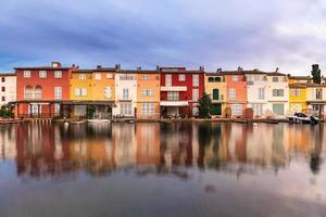 vista panorâmica do espelho port grimaud refletido na água do mar contra o dramático céu de verão foto