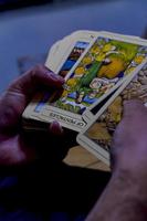 amigos compartilhando cartas de tarô em uma mesa de madeira, guadalajara foto