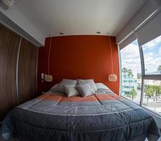 quarto de hotel airbnb com cama king size recém-feita com cabeceira, lençóis perfeitamente limpos e passados foto