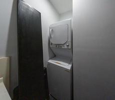 quarto de empregada de um apartamento, todo desorganizado, detergente e limpeza, lavadora e secadora, méxico foto