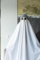 fantasma com chapéu brilhante, fantasma com lençol e óculos de sol com tema de halloween, méxico foto