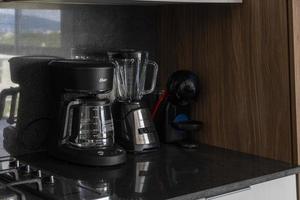 utensílios de cozinha de aço inoxidável contra fundo cinza escuro. novos utensílios de cozinha. foto