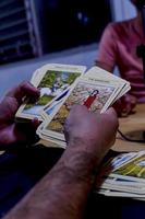 amigos compartilhando cartas de tarô em uma mesa de madeira, guadalajara foto