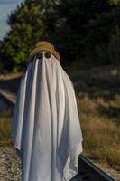 fantasma com chapéu brilhante, fantasma com lençol e óculos de sol com tema de halloween, méxico foto