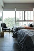 quarto de hotel airbnb com cama king size recém-feita com cabeceira, lençóis perfeitamente limpos e passados foto