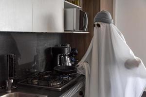 fantasma cozinhando em uma cozinha, cozinha moderna, lençol branco fantasma, méxico américa latina, méxico foto