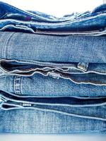 pilha de jeans azul, textura de tecido foto