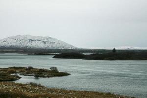 uma paisagem típica islandesa na primavera 2 foto