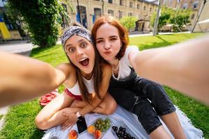 mulheres bonitas tira uma foto com uma vista maravilhosa do parque