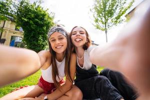 mulheres bonitas tira uma foto com uma vista maravilhosa do parque