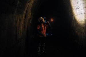 escavadora feminina com lanterna explora o túnel foto