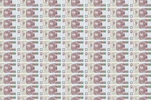 10 notas de zloty polonês impressas em transportador de produção de dinheiro. colagem de muitas contas. conceito de desvalorização da moeda foto