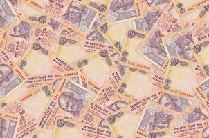 10 notas de rúpias indianas estão em uma grande pilha. fundo conceitual de vida rica foto