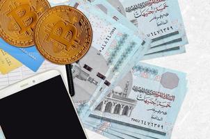 5 contas de libras egípcias e bitcoins dourados com smartphone e cartões de crédito. conceito de investimento em criptomoeda. mineração ou negociação de criptografia foto
