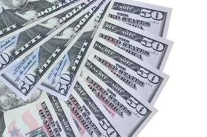 Notas de 50 dólares americanos estão isoladas em fundo branco com espaço de cópia empilhado em forma de ventilador de perto foto