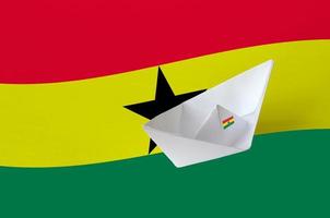 bandeira de gana retratada em closeup de navio de origami de papel. conceito de artes artesanais foto