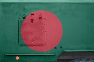 bandeira de bangladesh retratada na parte lateral do closeup de caminhão blindado militar. fundo conceitual das forças do exército foto