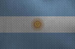 bandeira argentina retratada em cores de tinta na velha placa de metal escovado ou closeup de parede. banner texturizado em fundo áspero foto