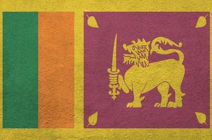 bandeira do sri lanka retratada em cores de tinta brilhantes na parede de reboco em relevo antigo. banner texturizado em fundo áspero foto