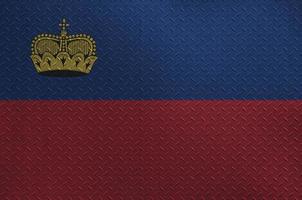 bandeira de liechtenstein retratada em cores de tinta na velha placa de metal escovado ou closeup de parede. banner texturizado em fundo áspero foto