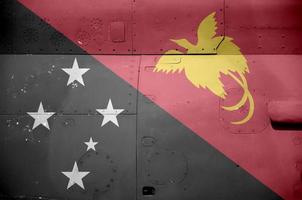 bandeira de papua nova guiné retratada na parte lateral do helicóptero blindado militar closeup. fundo conceitual de aeronaves de forças do exército foto