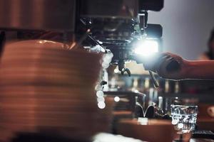 é assim que a bebida fresca faz. jovem trabalhadora de café feminino dentro de casa. concepção de negócio e serviço foto