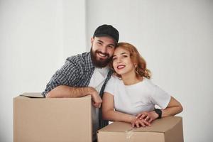 humor alegre. casal feliz juntos em sua nova casa. concepção de movimento foto