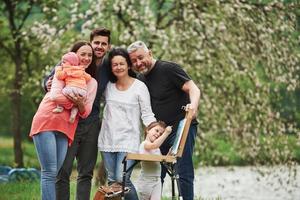 feliz em ver um ao outro. família se diverte no parque. jovem pintor ensinando a desenhar foto