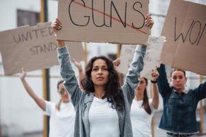 em pé na manifestação. grupo de mulheres feministas tem protesto por seus direitos ao ar livre foto