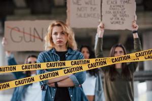 olhar confiante. grupo de mulheres feministas tem protesto por seus direitos ao ar livre foto