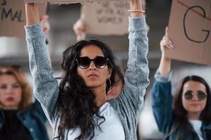 óculos de sol de luxo. grupo de mulheres feministas tem protesto por seus direitos ao ar livre foto