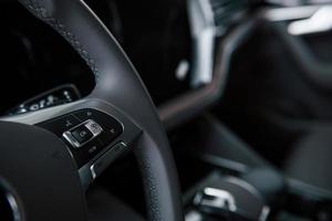 botões para luzes de direção e muito mais. close-up vista do interior do novo automóvel de luxo moderno foto