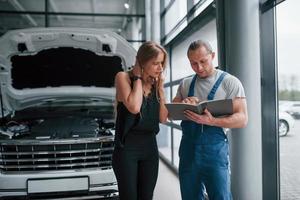 preço do novo detalhe. resultados do reparo. homem confiante mostrando que tipo de dano seu carro foi levado foto