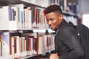 os livros nunca envelhecem. homem afro-americano na biblioteca foto