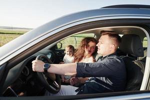 relógio de luxo na mão. gente bonita está no carro moderno em seus fins de semana foto