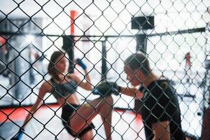 jovens atléticos têm sparring no ringue de boxe foto