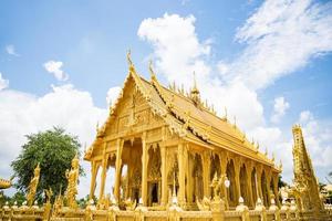 o templo dourado de Wat Paknam Jolo foto