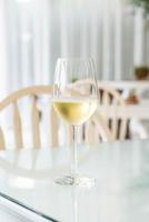 copo de vinho branco foto