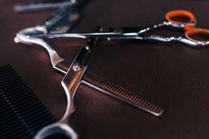 visão aproximada de ferramentas vintage de barbearia que estão deitadas sobre a mesa foto