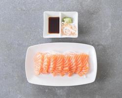 vista superior do sashimi de salmão foto