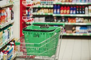 carro comercial verde no mercado moderno. técnica de foco de imagem foto