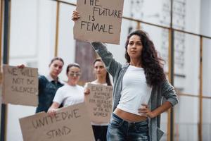 etnia hispânica. grupo de mulheres feministas protestam por seus direitos ao ar livre foto