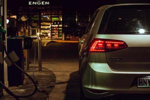 uitenhage, áfrica do sul, 2020 - volkswagen golfe em uma bomba de gasolina à noite foto