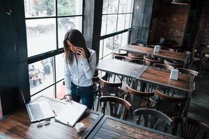 luz do dia natural. empresária em roupas oficiais está dentro de casa no café foto