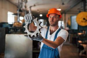 aço inoxidável. homem de uniforme trabalha na produção. tecnologia industrial moderna foto