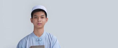 retrato jovem muçulmano asiático sorrindo e parado na frente de sua sala de aula, foco suave e seletivo. foto