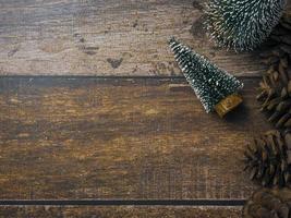 árvore de natal na mesa de madeira para o conceito de férias foto