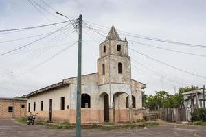 manacapuru, amazonas, brasil 19 de novembro de 2022 abandona a velha igreja católica na comunidade pobre de manacapuru foto