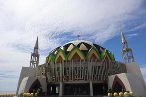 mesquita flutuante na cidade de pare-pare, indonésia foto