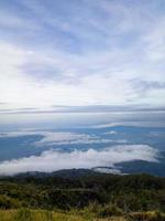 vista de nuvens finas do topo do monte ciremai 3078 masl, oeste de java foto